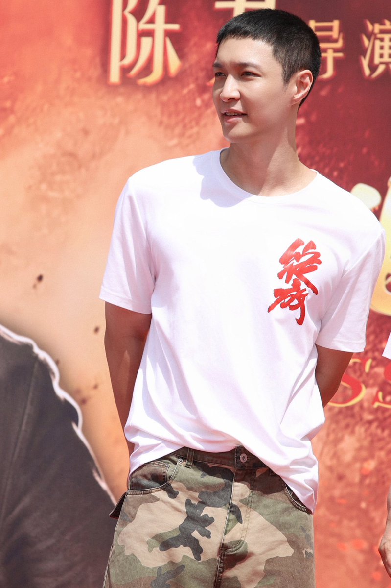 lay_studio's tweet photo. Looking back on the extraordinary and arduous revolutionary journey, actor @layzhang pays tribute to the revolutionary martyrs with reverence. Through his sincere performances, he passes down the power of faith, letting lofty ideals and fiery passion shine brilliantly on screen.
#LAY #LayZhang