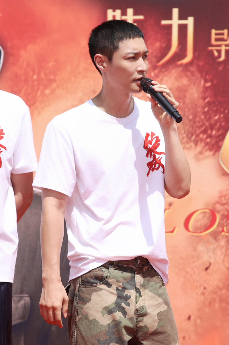 lay_studio's tweet photo. Looking back on the extraordinary and arduous revolutionary journey, actor @layzhang pays tribute to the revolutionary martyrs with reverence. Through his sincere performances, he passes down the power of faith, letting lofty ideals and fiery passion shine brilliantly on screen.
#LAY #LayZhang
