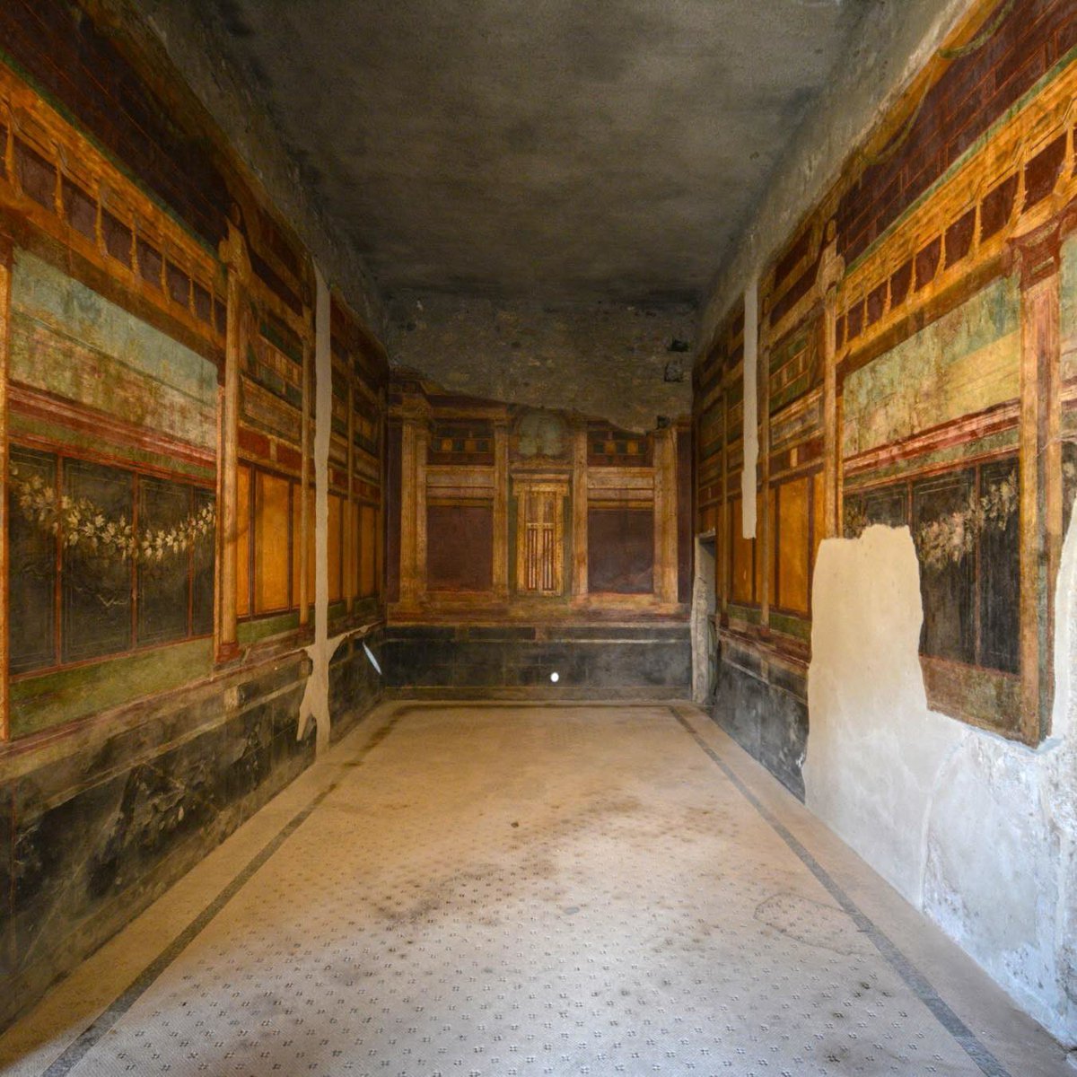 AliciaMimundo's tweet photo. La magnífica Villa de los Misterios, Pompeya. Ubicada cerca de la puerta de Herculano, a las afueras de Pompeya, está magnífica villa fue construida en el siglo I a.C. Originalmente era una villa residencial, pero tras el terremoto de año 62 d.C. el lugar pasó a ser un complejo agrícola.

Más datos aquí https://t.co/EwmFd89o6A