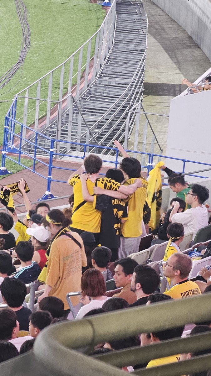 elwakan's tweet photo. ｢おいyou'll never walk alone歌えよ!ユニフォーム着てんだろ、声出せよシャイセ!!｣と周りの日本人にブチ切れるドルトムントガチ勢。
ただしい笑 https://t.co/3uMuWXmjDs