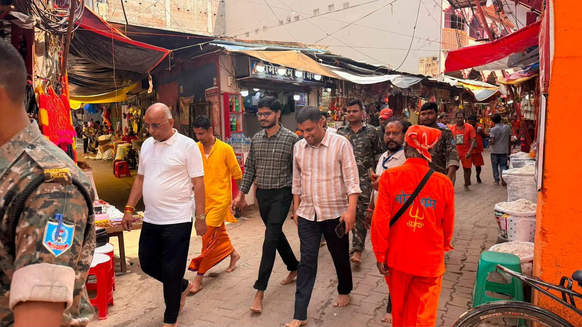 DCDeoghar's tweet photo. आज बाबा मंदिर, शिवगंगा, नेहरू पार्क और IMCR का निरीक्षण कर व्यवस्थाओं का जायजा लिया गया। साथ ही #IMCR में AI तकनीक से सटीक निगरानी, मेला क्षेत्र में 24×7 विशेष सफाई और तैनात अधिकारियों को 'सेवा भाव' से देवतुल्य श्रद्धालुओं का हर संभव सहयोग करने का निर्देश दिया।
@JharkhandCMO https://t.co/gotut0dSAV