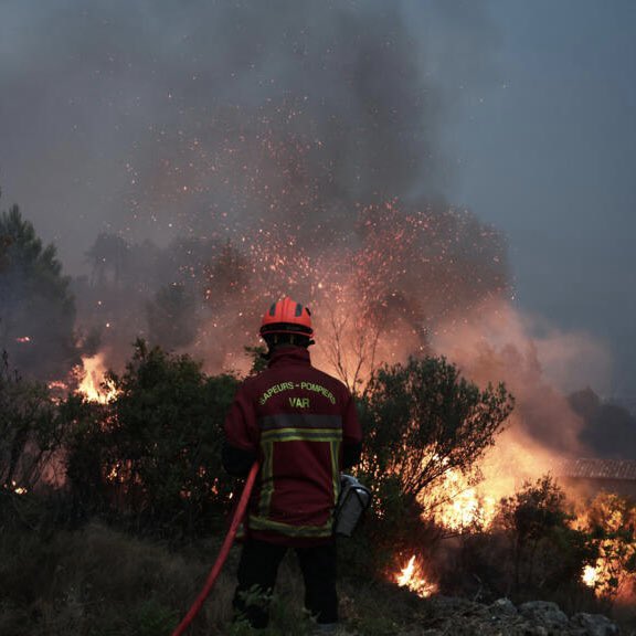 Kulturlesite_'s tweet photo. 🚨🔥 BONNE NOUVELLE 

L’INCENDIE EN GIRONDE EST « FIXÉ » ET NE « PROGRESSE PLUS » SELON LE MINISTRE DE L’INTÉRIEUR !! 

Immense bravo à tous les pompiers mobilisés, ainsi qu’à l’ensemble des équipes engagées sur le terrain 👏❤️ https://t.co/5fKyPVbY6d