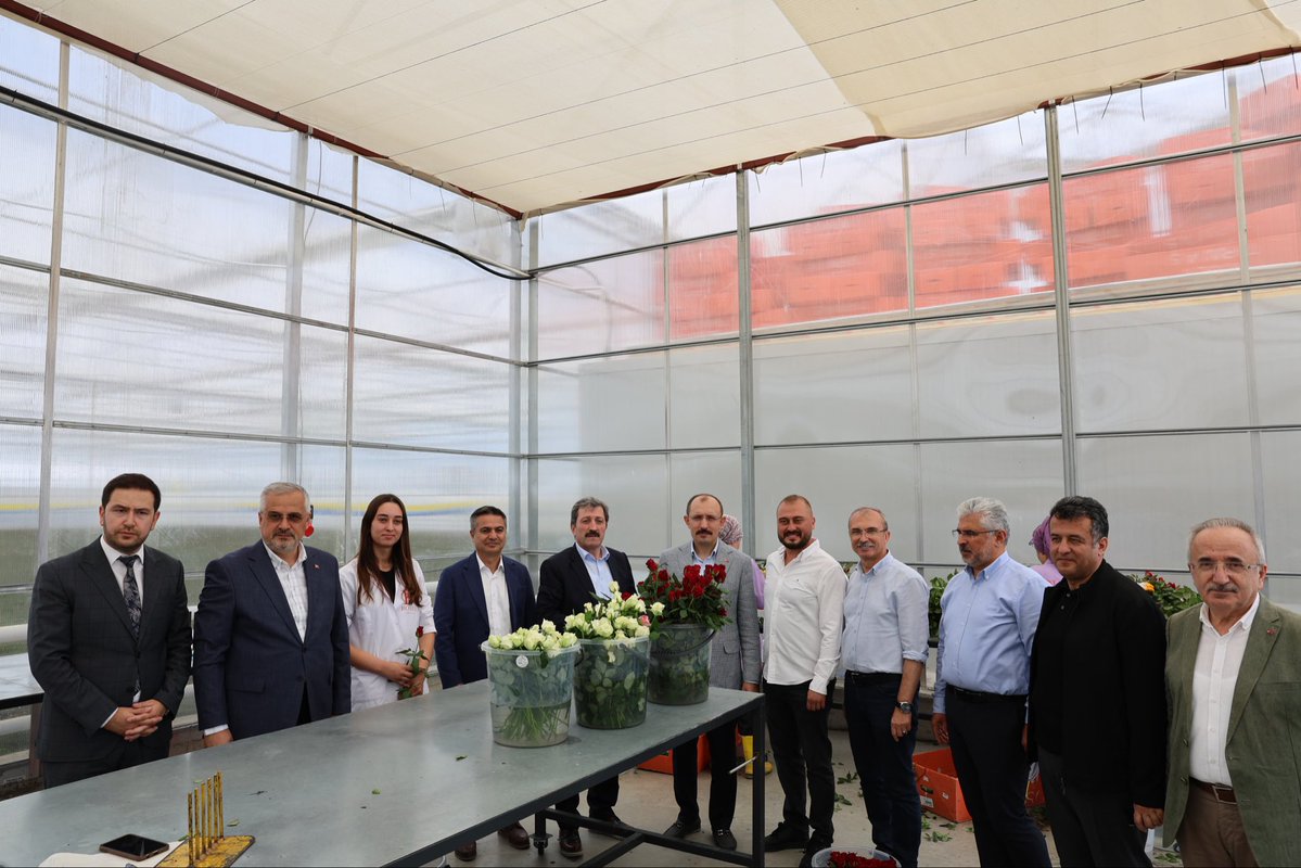mehmedmus's tweet photo. Samsun’umuzda, Bafra Sera OSB’yi ziyaret ederek topraksız tarım uygulamalarını yerinde inceledik.

Yüksek teknolojiyle tarımı buluşturan bu yatırım, üretim, istihdam ve ihracat gücümüze önemli katkılar sağlayacak. https://t.co/DHmnR8pZ9V
