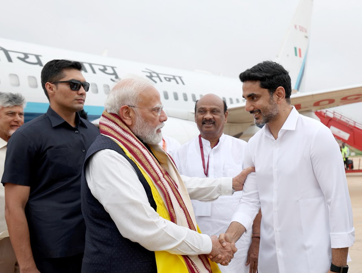 naralokesh's tweet photo. Privileged to meet the GOAT of Indian Politics! 🙏
@narendramodi Ji 

#NewGatewayToAP 
#ModiHonoursAlluri 
#AlluriSitaramaRajuAirport 
#UttarandhraKalalakuRekkalu
#BhogapuramAirport https://t.co/2C1AkG0mdH