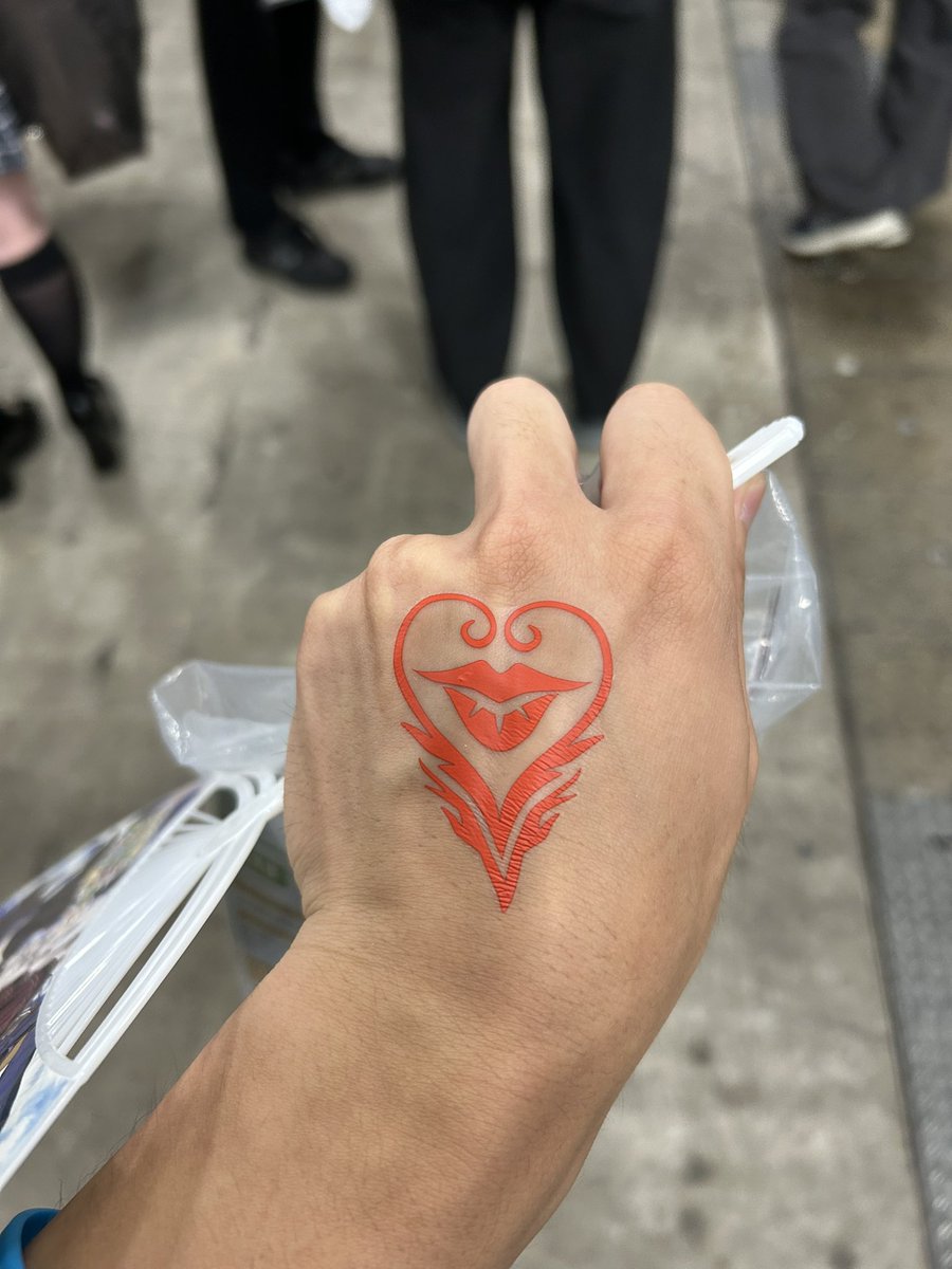 haijaaku's tweet photo. 人生初のFGOフェスでした！
足が疲れた笑
明日も早起き頑張るけど令呪の剥がし方忘れた笑
 #FGO  #FGOフェス https://t.co/vjopLcPVOV