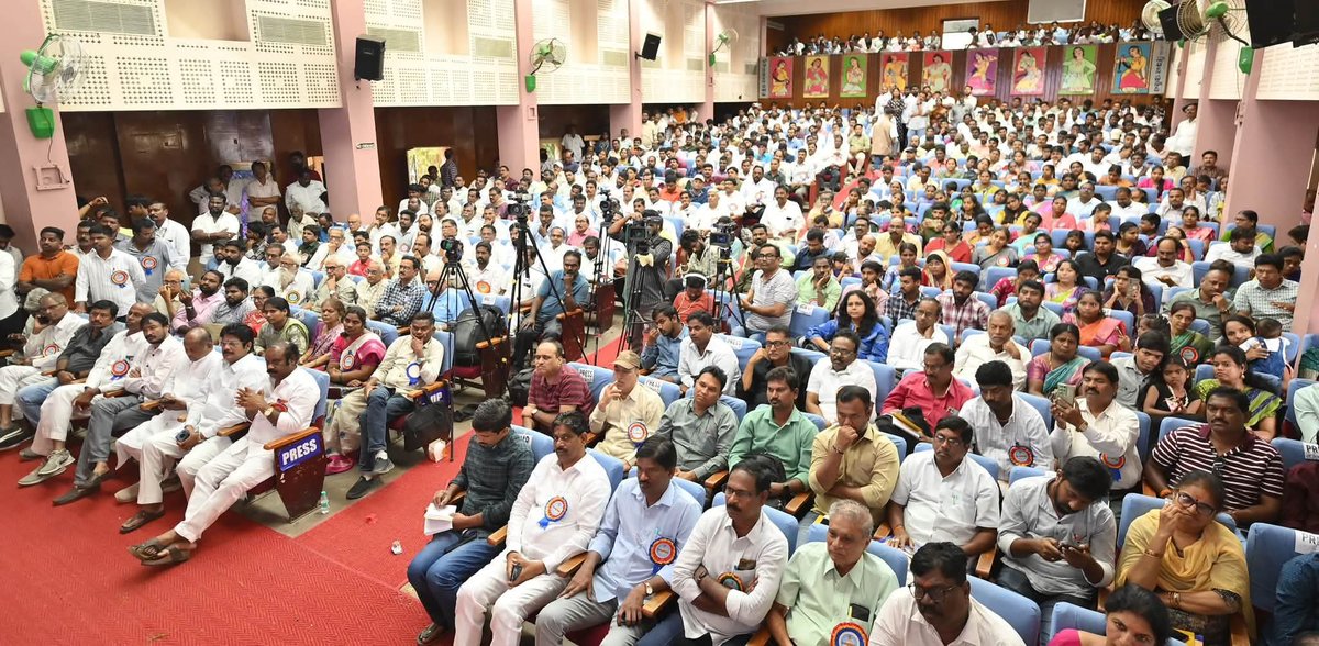 KTR__Updates's tweet photo. సుందరయ్య విజ్ఞాన కేంద్రంలో జరిగిన 'నవతెలంగాణ' దినపత్రిక 11వ వార్షికోత్సవంలో పాల్గొన్న @BRSparty  వర్కింగ్ ప్రెసిడెంట్ @KTRBRS 'రాజ్యాంగం - ప్రజాస్వామ్యం - పత్రికా స్వేచ్ఛ' అనే అంశంపై ప్రసంగించారు. https://t.co/VX8F6vHFa0