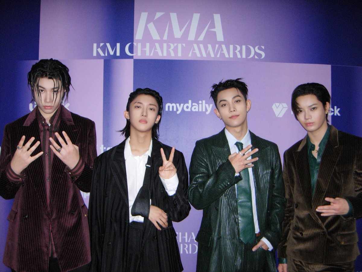 terjemahinRYUL's tweet photo. [Throwback] KM CHART AWARDS 2026

#률 #RYUL #롱샷 #LNGSHOT https://t.co/PubGemHlNB