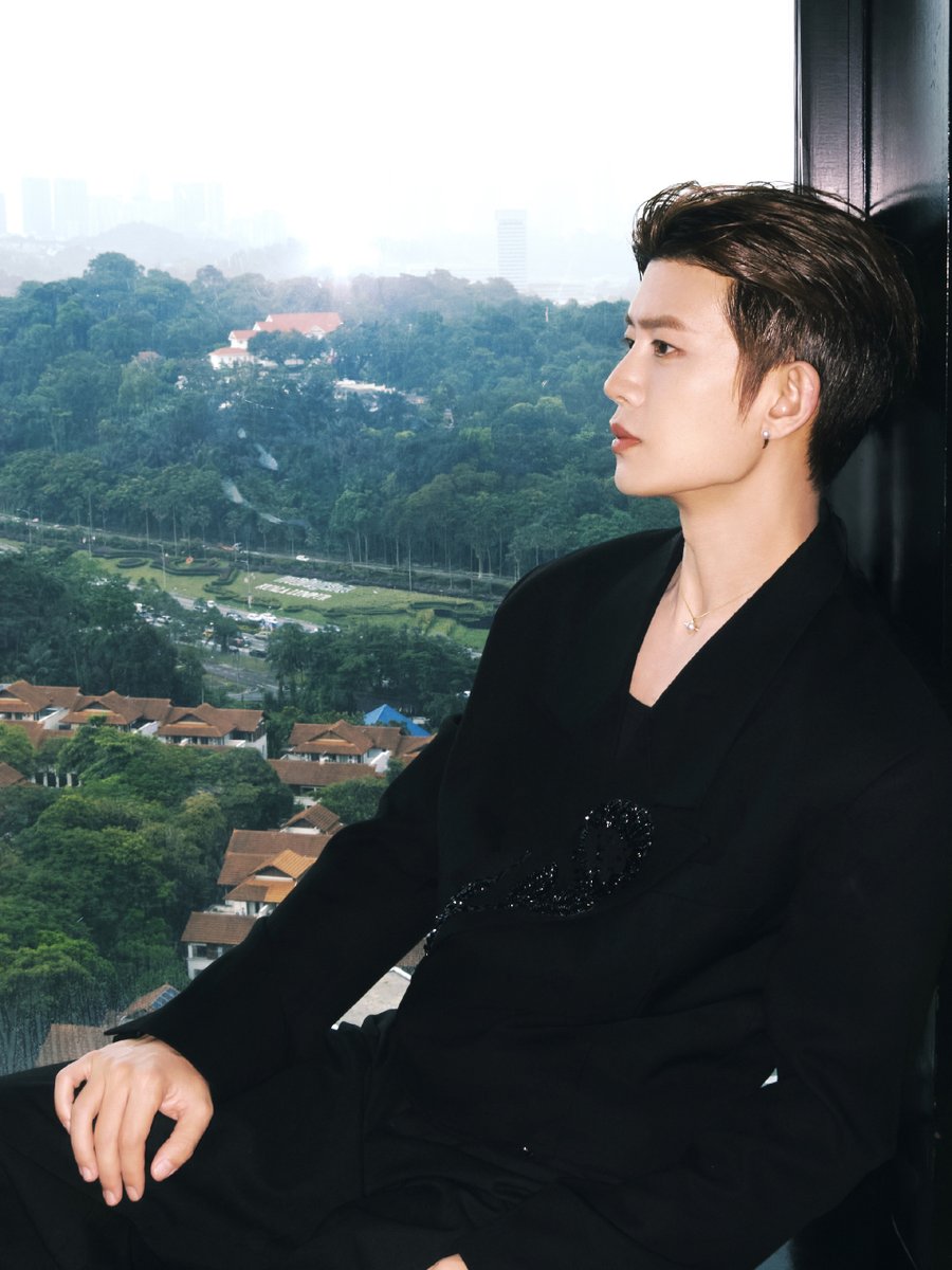 JINSIA52's tweet photo. 01/08 : by RJL studio
Weibo gala in Malaysia 🇲🇾 

#เหรินเจียหลุน #เหรินกั๋วเชา #AllenRen #RenJiaLun #任嘉伦

"กรอบหน้าต่างดั่งกรอบภาพ ทิวทัศน์ของมาเลเซียถูกเก็บบันทึกไว้อย่างแผ่วเบา @任嘉伦Allen นั่งสงบนิ่งอยู่ริมหน้าต่าง เปี่ยมด้วยความสง่างามและภูมิฐาน พร้อมเกียรติยศที่ผลงานมอบให้ รอคอยงาน Weibo Cultural Exchange Night – Malaysia แล้วพบกันคืนนี้!
