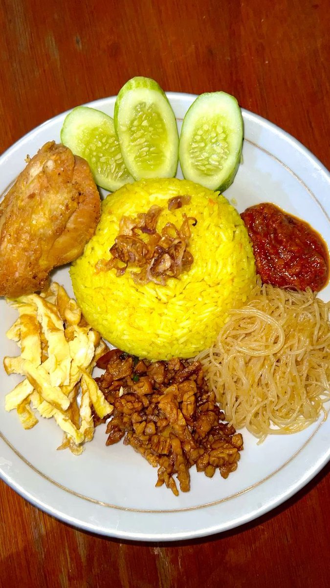 juyeosi's tweet photo. lebih suka nasi kuning atau nasi goreng? https://t.co/chq2QFskgv