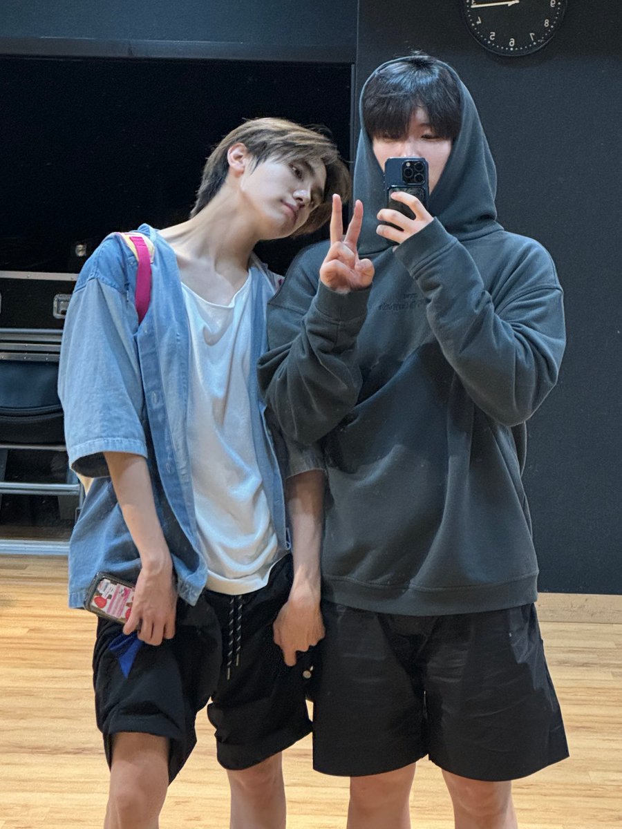CRAVITY_twt's tweet photo. 성민아 생일 축하한단다 ? 왁뿌볼 사줄게~
#우빈 #성민 #HAPPYSEONGMINDAY https://t.co/DNpdtE0C4d