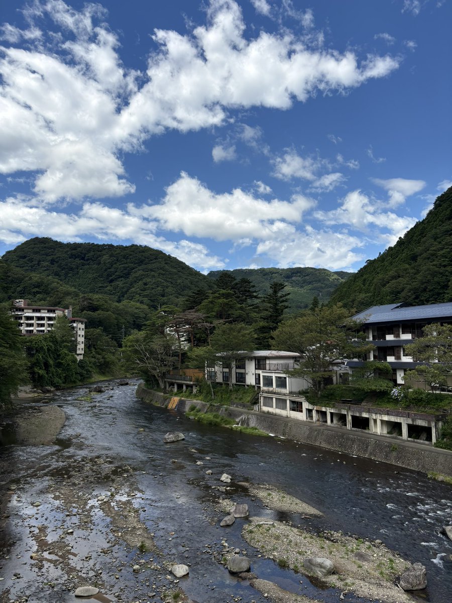 alexi417's tweet photo. 橋の上が強風でNafciarzeのマークの入った帽子が飛んでしまい、帽子が橋の下へ落ちそうになった😂😂😂
これ無くしたら泣く🤣🤣🤣💙🤍💙 https://t.co/cmFWVHrnxc