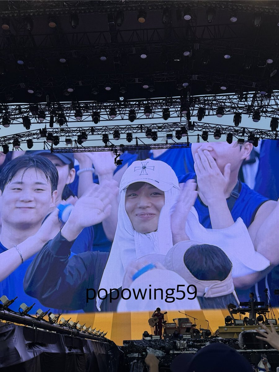 popowing59's tweet photo. 흠뻑쇼 간 언니가 보내준 건데 오늘 수원콘에 훈지 왔대 재밌게 즐겼으면 훈지 재밌게 즐기다 와 https://t.co/gSwdnC5cLq