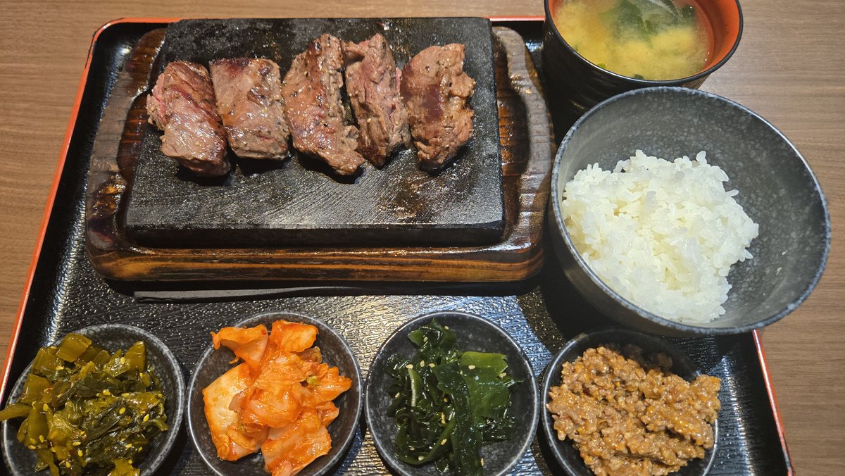 onaka36's tweet photo. 感動の肉と米で厚切り赤身ステーキ。食べ過ぎたかな。 https://t.co/CAkHA2Ebdx
