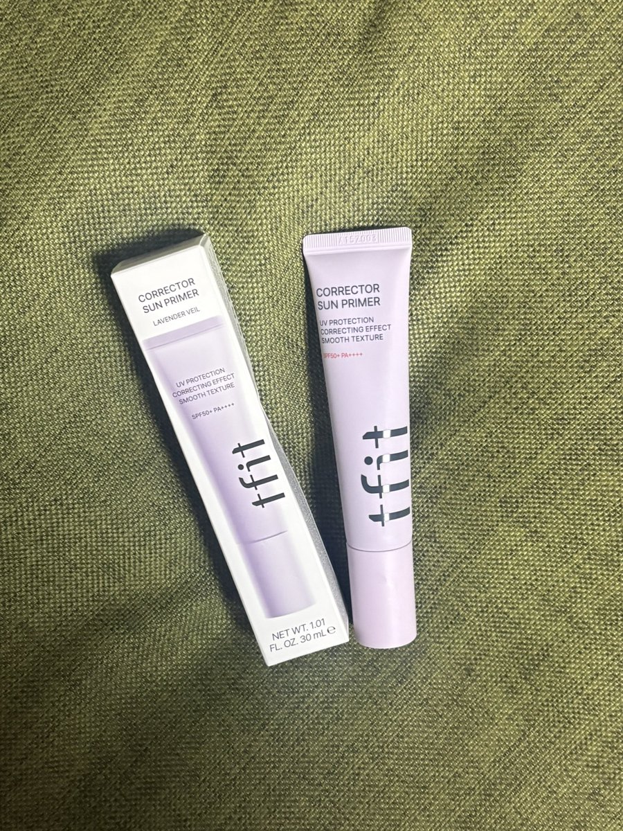 HYTSalon22's tweet photo. tfit   @TFIT_JP 
CORRECTOR SUN PRIMER
LAVENDER VEIL

SPF50+・PA++++で紫外線対策しながら、
ラベンダーカラーが肌の黄ぐすみを自然に補正してくれる😌

💜ほんのりトーンアップ*
💜透明感のあるツヤ肌仕上がり
💜なめらかなテクスチャーで伸びがいい
💜ファンデのノリもアップしたように感じる

白浮きしにくいので、
透明感が欲しい日やブルベメイクとの相性も抜群✨✨

朝のベースメイクに仕込むだけで、
ワンランク上の澄んだ肌印象に仕上がるお気に入りアイテムでした🫶🏻

#tfit #ティーフィット #サンプライマー #コントロールカラー #ラベンダーベール #化粧下地 #UV下地 #トーンアップ下地 #透明感メイク #ベースメイク #ブルベメイク #ツヤ肌メイク #コスメレビュー #コスメ好きさんと繋がりたい #韓国コスメ #新作コスメ #美容好きな人と繋がりたい #毎日メイク #コスメ購入品 #美容垢 #美容垢さんと繋がりたい #コスメ垢 #コスメ垢さんと繋がりたい