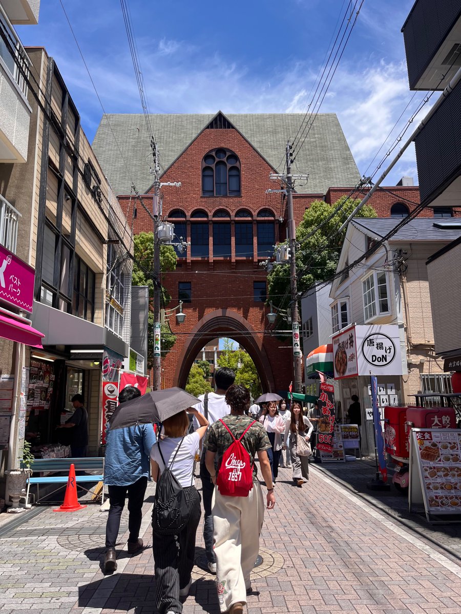27_dxk's tweet photo. 参加校11校目は、近畿大学です✨

近畿大学は、西日本最大規模の私立大学であり、象徴的なレンガ造りの正門から続くキャンパス内には、学部棟をはじめ、庭や、アカデミックシアターなどが配置されています🏫✨️

#建築 #建築学生とつながりたい
#建築設計 #卒業設計
#diplomaxkyoto27 https://t.co/7cWm8u9F12