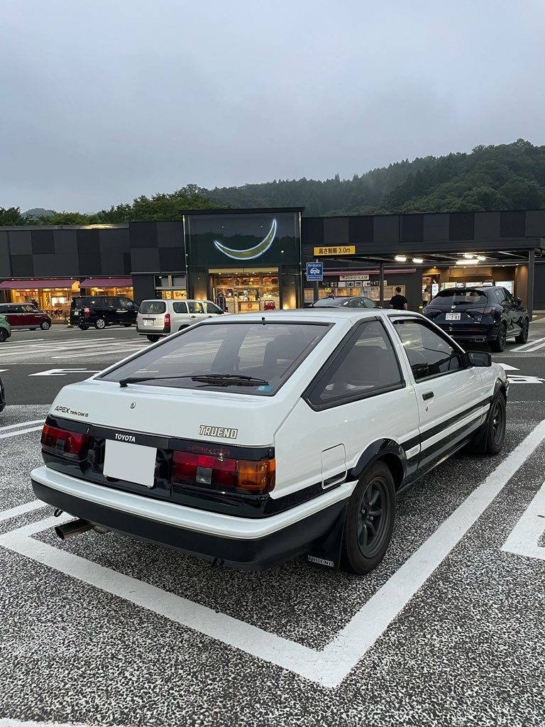 trueno_hata86's tweet photo. 京都旅、無事終了しました！
道中ものすごく長かったけど、ハチロクも自分も何事もなく帰って来れました👍

（写真は菅生PA） https://t.co/9d1HRBGjQM
