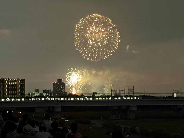akabanemagazine's tweet photo. 荒川大橋から見るいたばし花火大会。

京浜東北線とのショットもステキです
花火だああああと子供のはしゃぐ声♪ https://t.co/5Rrbqku99l