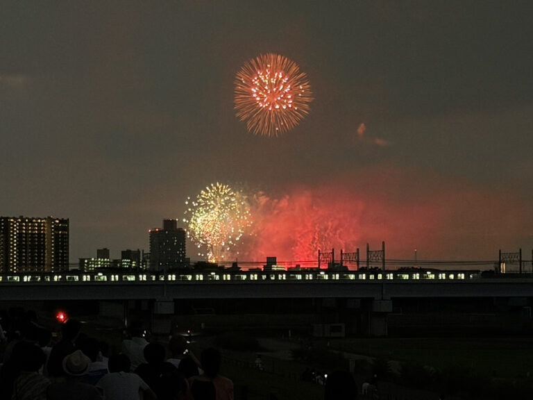 akabanemagazine's tweet photo. 荒川大橋から見るいたばし花火大会。

京浜東北線とのショットもステキです
花火だああああと子供のはしゃぐ声♪ https://t.co/5Rrbqku99l