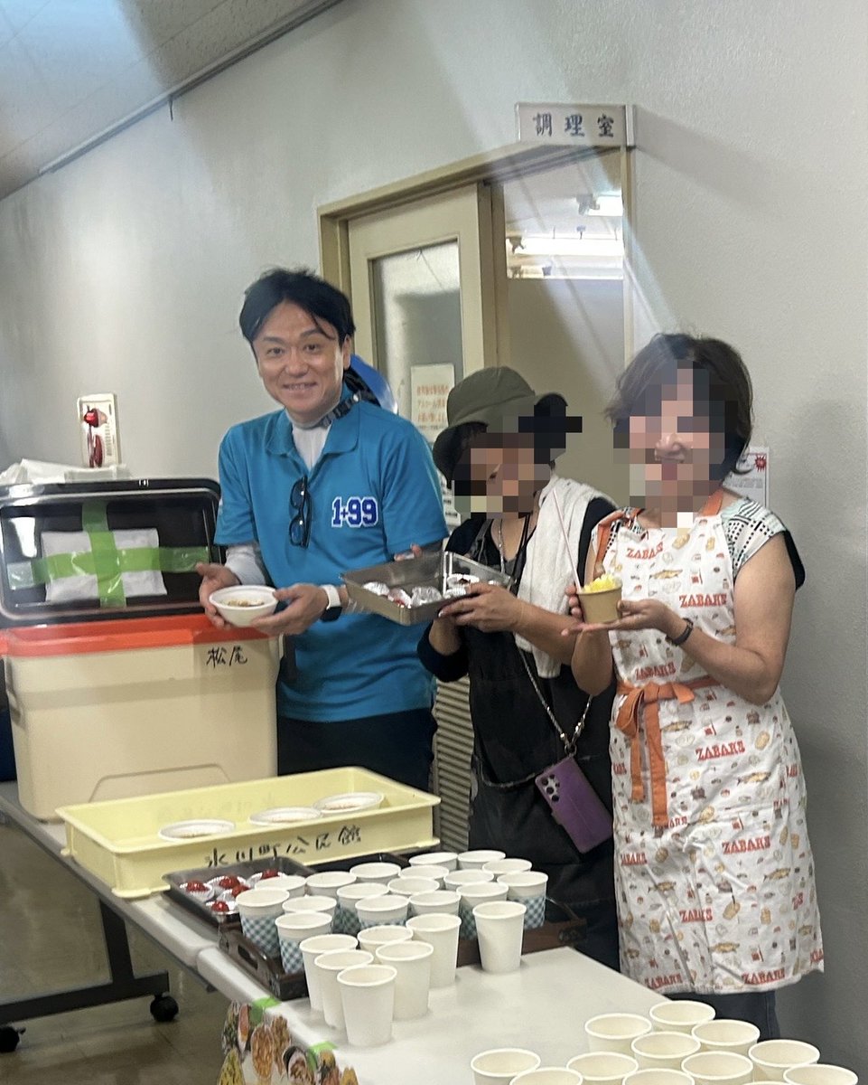 moriken0119's tweet photo. 夕方からは公民館で炊き出し。
4日間パンしか食べてないという方ばかり。

炊きたてのおにぎりと豚汁、デザートのかき氷は、特に大変喜ばれておりました。

#がんばろう熊本🇯🇵 https://t.co/x9IqJ3UIHH