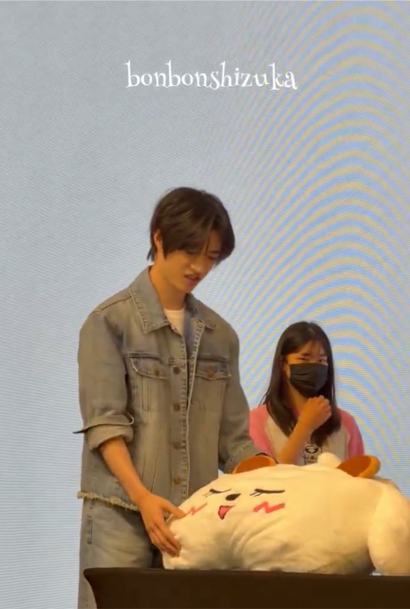 L0VELYBEOMIE's tweet photo. his reaction when the giant bamgeut wouldn’t stand still is taking me out 😭😭😭😭😭😭 https://t.co/pFd8OCslmz
