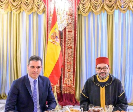 Marco845549's tweet photo. @RuthPrieto2019 Todo cambió con el espionaje por 🇲🇦 al ����de Pedro, que decidió dejar de respaldar a un Sáhara tutelado por 🇺🇳 y apoyado por una 🇩🇿 de la que necesitamos su gas y por tanto, restablecer las relaciones bilaterales. 
🔽 Enseña de 🇪🇸 al revés. Casualidad, sí... https://t.co/etKbGscnuk