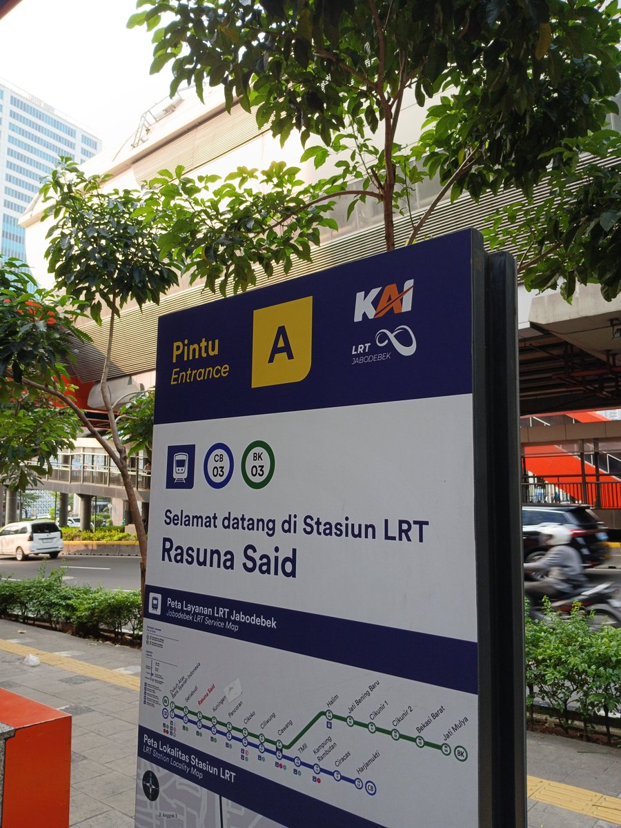 frogman047's tweet photo. LRT, nyaman sih, cuma layout kursinya dikit, ga kaya KRL-MRT kursi panjang https://t.co/dtXihzy4dl