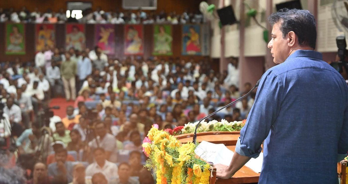 KTR__Updates's tweet photo. సుందరయ్య విజ్ఞాన కేంద్రంలో జరిగిన 'నవతెలంగాణ' దినపత్రిక 11వ వార్షికోత్సవంలో పాల్గొన్న @BRSparty  వర్కింగ్ ప్రెసిడెంట్ @KTRBRS 'రాజ్యాంగం - ప్రజాస్వామ్యం - పత్రికా స్వేచ్ఛ' అనే అంశంపై ప్రసంగించారు. https://t.co/VX8F6vHFa0
