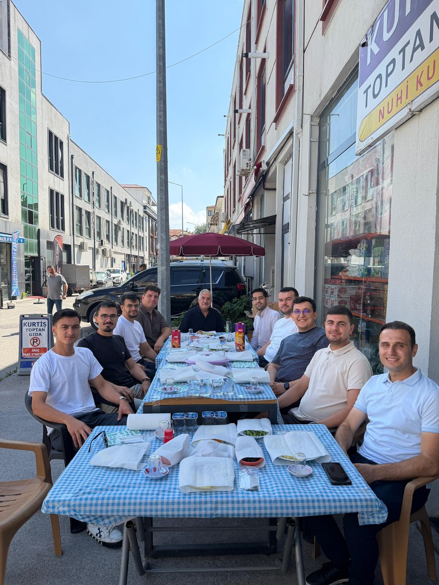 hserdarakgun's tweet photo. İl Yönetim Kurulu Üyemiz Emirhan Kurtiş’in iş yerinde bir araya gelerek kahvaltımızı gerçekleştirdik. Gönül sohbeti eşliğinde istişarelerde bulunduğumuz bu güzel misafirperverliği için kendisine teşekkür ediyor, işlerinde hayırlı ve bereketli kazançlar diliyoruz. https://t.co/99rlwwlGlH