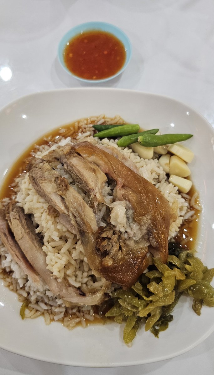 wowowzAaa's tweet photo. ข้าวขาหมู  ไทยช่วยไทย 24 บาท ก็อิ่มได้ 🍛🍴 https://t.co/RHoNpisdsn
