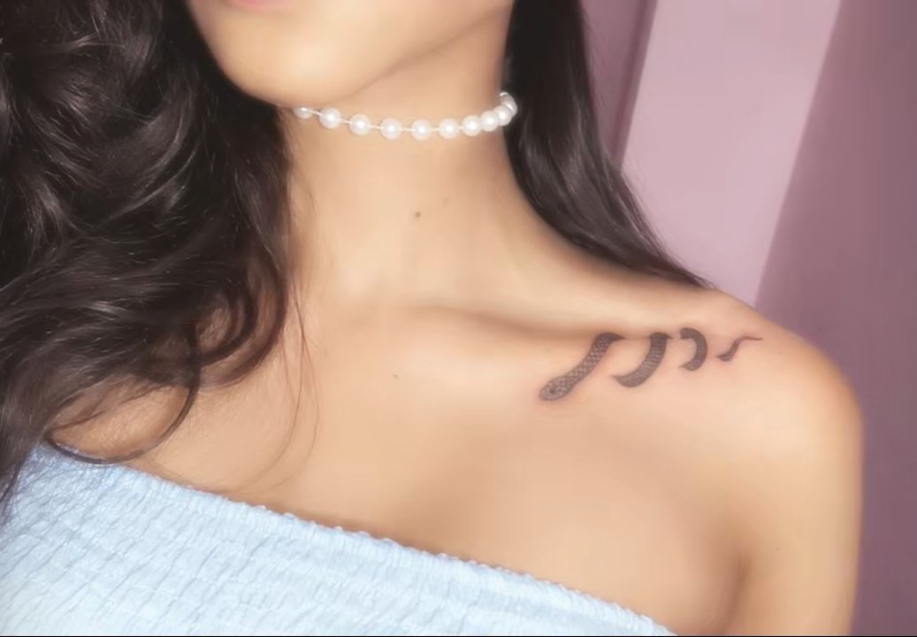 goddess_reena5's tweet photo. A touch of sweetness around the neck, but a reminder on the skin that I’m not here to be handled easily. Some things are just meant to be admired from a distance... unless you know how to treat a queen. 👑💅 https://t.co/s9HRb8dBVt