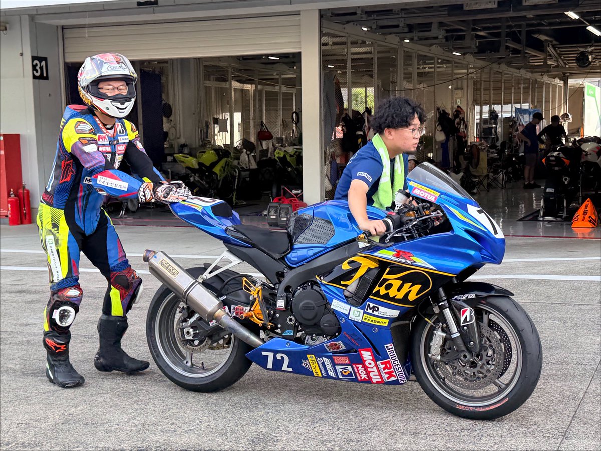 sakura_kisui's tweet photo. 鈴鹿サンデーロードレース DAY1
明日は残る全クラスの決勝レース
引き続きご注目下さい🔥

①前回初優勝した笹之内選手🍊
②GEARSカラーの羽根選手
③8月でもWエントリー荒川選手61歳
④開幕戦優勝した竹本選手

https://t.co/RfieUpnHSD
↑8/2はココから観戦 https://t.co/q0zVosGEre