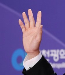 yellow_castella's tweet photo. 어제 청룡보느라 너무 흥분해서 지금 좀 지친상태임.. 
손 진짜 솥뚜껑 같네 이 손에 뺨 맞으면 힘없이 날라갈듯 https://t.co/rN6eAnEHKm