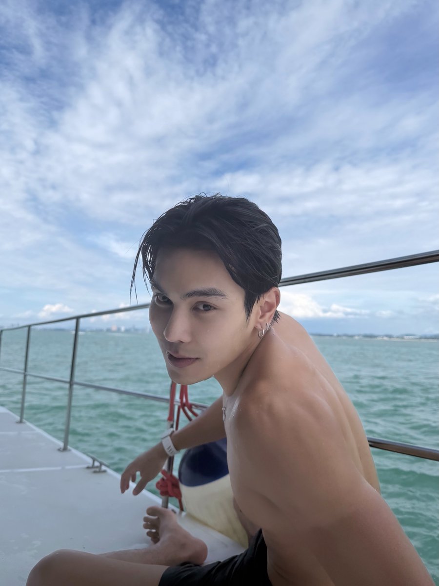 maetooksataban's tweet photo. ทานโทษนะคะ นี่รูปคนหรือรูปหล่อ แล้วนั่นแผ่นหลังหรือแผ่นดินคะพรี่ 😭😵‍💫🤲🏻🤲🏻🤲🏻

#ตรีภรภัทร #treporapat https://t.co/xLROEsQ8kt