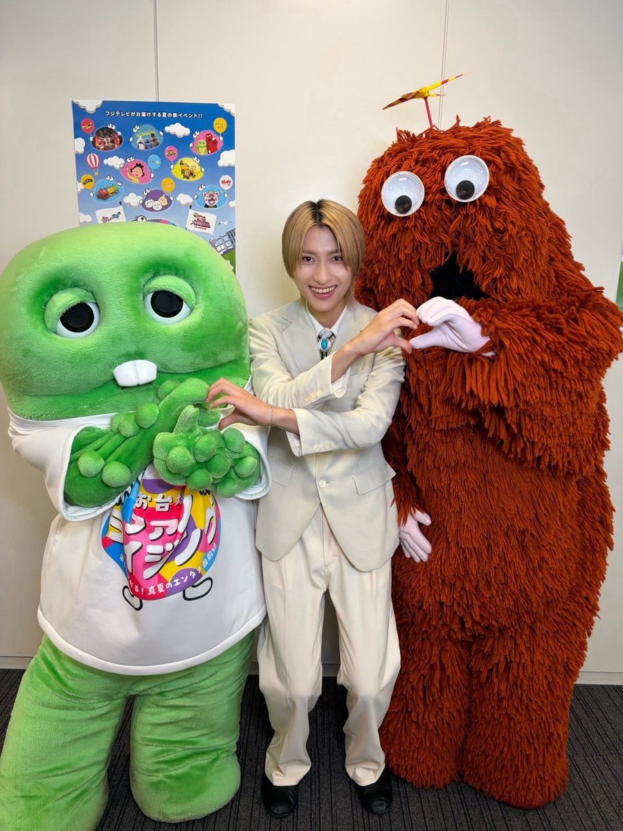 hayate_i_1012's tweet photo. 『お台場ファンライジング～楽しくアガる！真夏のエンタメ最前線～』

スペシャルステージありがとうございました⛱️

ガチャピンとムックも一緒に踊ってくれて可愛かったな😊
ムックに身長マウントとられました笑 https://t.co/tyHUQVLDpu