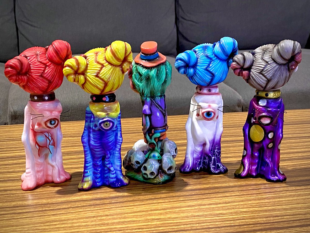 kkppsskk's tweet photo. ワンフェスで入手したアイテムをコレクション棚に収納するために、それぞれのジャンルのアイテムを出したり並べたりやっている訳だが・・・一向に進まない😅
まぁそれが楽しいんだけどね〜🤣 https://t.co/acMHg2IDLT