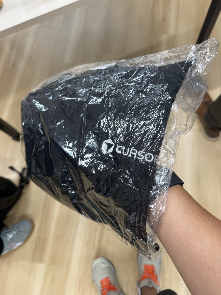 sada_lp1's tweet photo. Cursor Tシャツゲットした！ https://t.co/jXdfRZhBGi