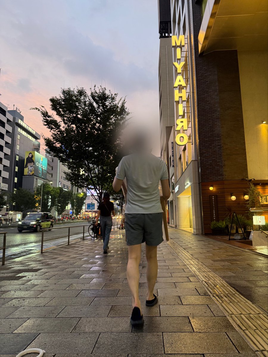 fliegendedinks's tweet photo. 今日は急にイスが欲しくなり、夕方からの豪雨の中、カール・ハンセン＆サンへ。すると、なんと狙っていたチェア、CH23が20%オフ！ しかもそのまま持って帰っていいとのことで、来店1分で購入即決。

夕焼けを見ながら持って帰り、家に着いた途端、再びのゲリラ豪雨。かなりラッキーな日だった。 https://t.co/mh9z7DbSyF