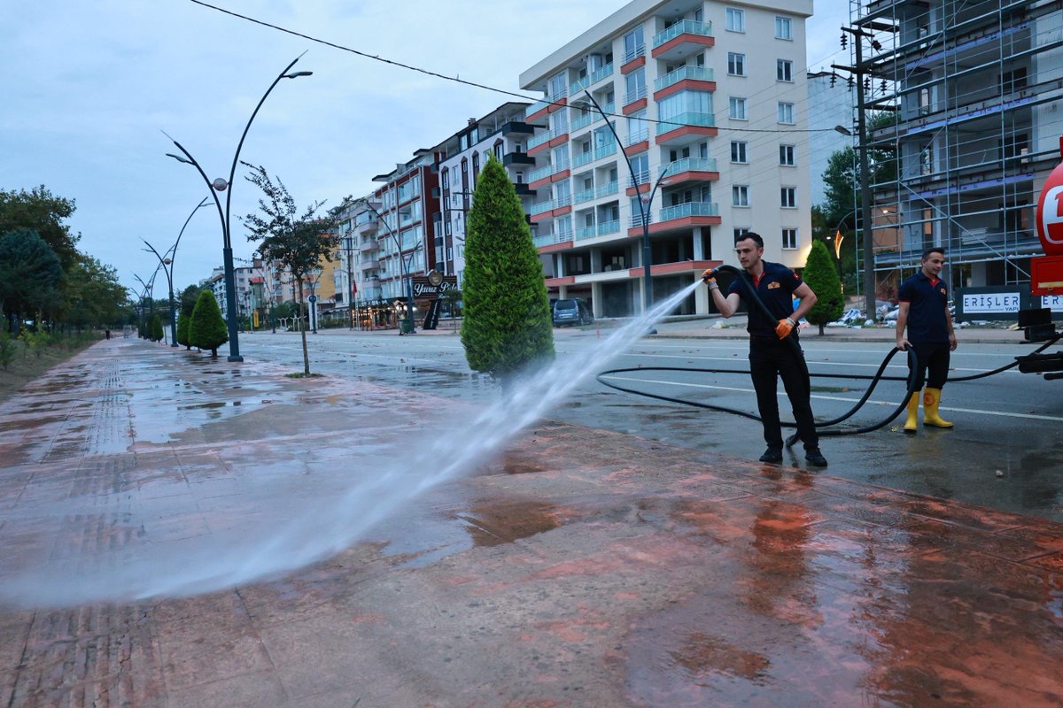 bulancakbel's tweet photo. 🌙 Bulancak güne tertemiz uyandı...

Ekiplerimiz, sabahın ilk ışıklarıyla birlikte Fatoğlu Kavşağı'ndan Sanayi Bölgesi'ne kadar yol yıkama çalışmasını titizlikle gerçekleştirdi. 

Günün yoğunluğu başlamadan tamamlanan çalışmalarla ana güzergâhlar daha temiz, daha düzenli ve daha ferah bir görünüme kavuştu.

Temiz bir şehir, ortak sorumluluğumuz. Daha yaşanabilir bir Bulancak için gece gündüz Memnuniyetle çalışmaya devam ediyoruz. 💧✨