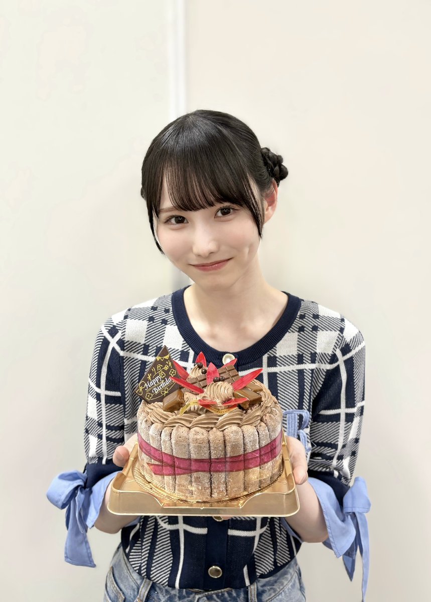 hinatazaka46's tweet photo. 【ブログ更新☀️ 高井俐香】 お誕生日を迎えました！ https://t.co/psgw61rX3l #日向坂46 #高井俐香 https://t.co/bLe8jstOmZ