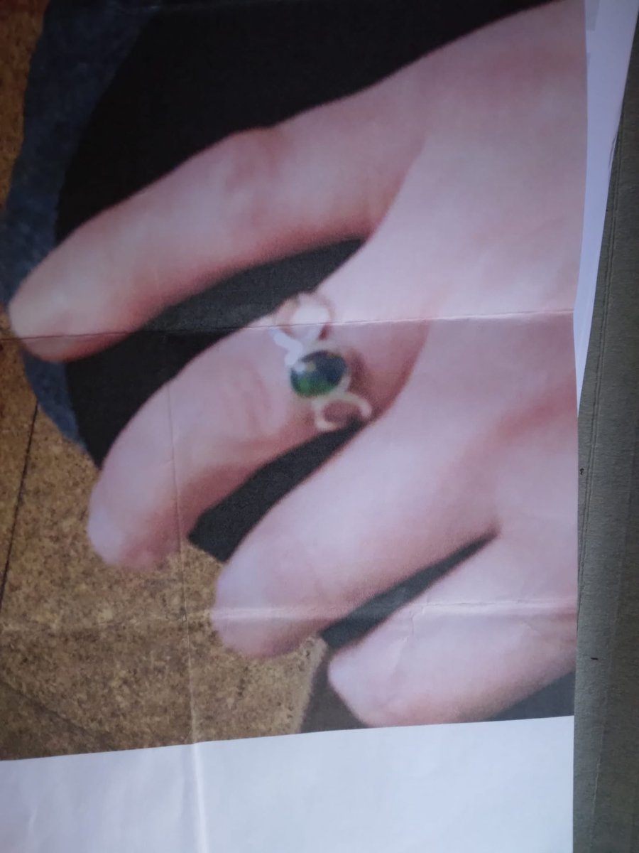 mrmokeycat's tweet photo. LOST - OPAL RING
Between 4.00 - 5.30pm on Wednesday, 29th July in the ladies toilet on platform two at Totnes station (took it off to wash hands, left it on the windowsill)
Please hand it in at the station, or leave a message on 01803 862196. #totnes #platform2 #opalring #devon https://t.co/Cao7MV39pq