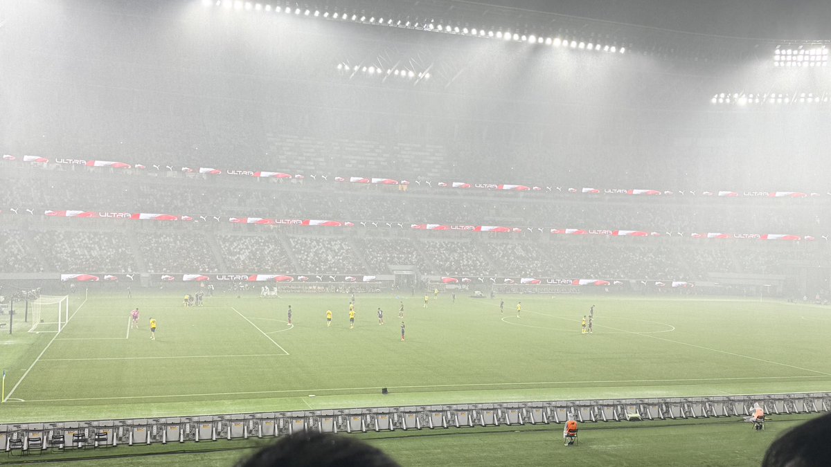 aico_07's tweet photo. 試合中断
めっちゃ雨
#雷警報
#FCTOKYO
#ドルトムント
#DORTMUNT https://t.co/sqE0LrpgLc