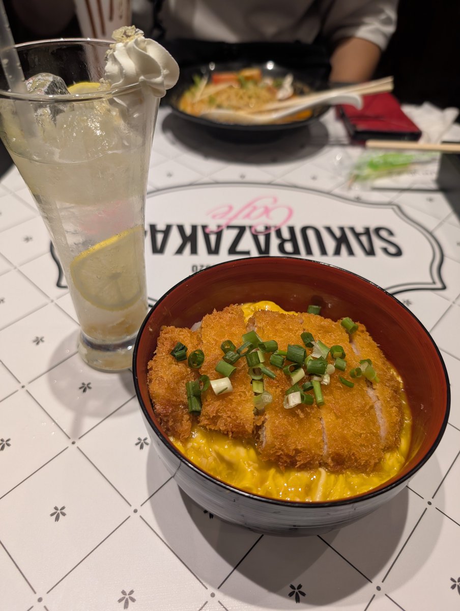 bochi_muchan's tweet photo. 櫻坂カフェいってきた！！ https://t.co/iq0AOZ8B8Y
