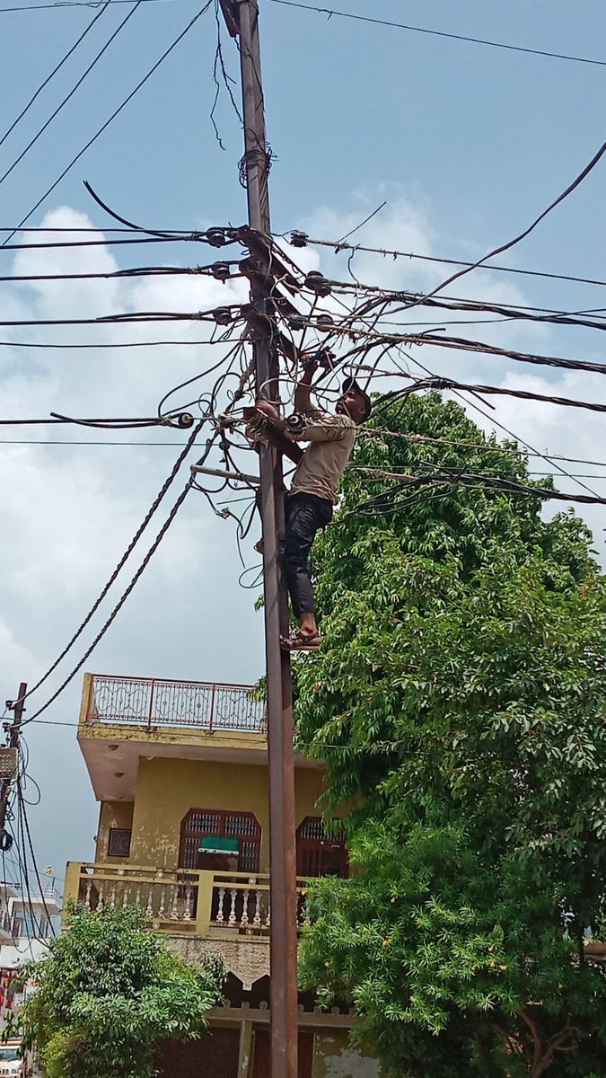 aksharmaBharat's tweet photo. विद्युत तन्त्र का सुदृढ़ीकरण हो या कोई तकनीकी समस्या व प्राकृतिक आपदा से हुआ व्यवधान-
सब ठीक कर, हमारे विद्युत कर्मी अपनी कर्तव्यनिष्ठा से प्रदेश के कोने कोने में निर्बाध विद्युत आपूर्ति कर रहे हैं।

आरडीएसएस, बिजनेस प्लान व अन्य योजनाओं के माध्यम से विद्युत परिवर्तक, पोल एवं जर्जर तारों को बदल कर नवीनीकरण का कार्य किया जा रहा है। 

सभी को बधाई!

@narendramodi @myogiadityanath @AmitShah @NitinNabin @mppchaudhary @idharampalsingh @UPPCLLKO 
#NayeBharatKaNayaUP
#GoodGovernance 
#PoweringUP #GreenEnergyIndia
#UPEnergyReforms #EnergyForAll 
#HumaraUP #VikasExpress