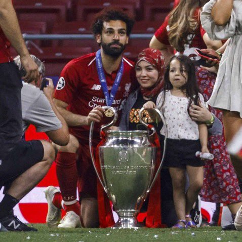 HamHaberX's tweet photo. Trabzonspor, Muhammed Salah transferinde sona yaklaştı.

- Trabzonspor, Salah'a yıllık 17 milyon euro maaş ve 2 yıllık teklf yaptı.

- Salah, forma satışından pay talep etmedi.

- Teklife sıcak bakan Salah, transferle ilgili ailesiyle görüşmeye karar verdi. 

(Y. Sabuncuoğlu) https://t.co/zP4WJPioVW