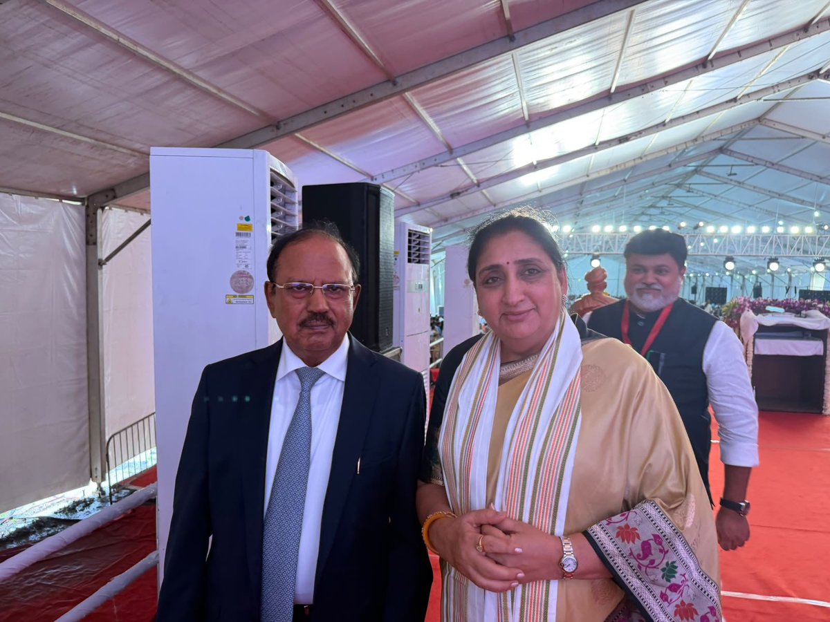 SunetraA_Pawar's tweet photo. आज पुण्यातील टिळक स्मारक मंदिर येथे लोकमान्य टिळक स्मारक ट्रस्टतर्फे प्रदान करण्यात आलेल्या ‘लोकमान्य टिळक राष्ट्रीय पुरस्कार २०२६’ सोहळ्यास उपस्थित राहिले. याप्रसंगी देशाचे केंद्रीय गृहमंत्री मा. श्री. अमितभाई शाह, मुख्यमंत्री मा. श्री. देवेंद्रजी फडणवीस, उपमुख्यमंत्री मा. श्री. एकनाथजी शिंदे, लोकमान्य टिळक स्मारक ट्रस्टचे अध्यक्ष श्री. रोहित टिळक यांच्यासह अनेक मान्यवर उपस्थित होते. यंदाचा हा प्रतिष्ठेचा पुरस्कार भारताचे राष्ट्रीय सुरक्षा सल्लागार श्री. अजित डोवाल यांना प्रदान करण्यात आला.

याप्रसंगी लोकमान्य बाळ गंगाधर टिळक यांच्या पुण्यतिथीनिमित्त त्यांना विनम्र अभिवादन केले, तसेच साहित्यरत्न व लोकशाहीर अण्णाभाऊ साठे यांच्या जयंतीनिमित्त त्यांना कोटी-कोटी प्रणाम अर्पण केले.

हा सोहळा केवळ पुरस्कार वितरणाचा कार्यक्रम नसून राष्ट्रभक्ती, साहस, दूरदृष्टी आणि कर्तव्यनिष्ठेचा गौरव करणारा ऐतिहासिक क्षण असल्याचे नमूद केले. पंतप्रधान मा. श्री. नरेंद्र मोदी यांच्या दूरदर्शी आणि सक्षम नेतृत्वाखाली भारताने जागतिक स्तरावर वेगळी ओळख निर्माण केली असून आर्थिक विकास, पायाभूत सुविधा, तंत्रज्ञान, संरक्षण, परराष्ट्र धोरण आणि राष्ट्रीय सुरक्षा अशा प्रत्येक क्षेत्रात देश नवी उंची गाठत असल्याचे सांगितले.

देशाच्या या गौरवशाली प्रवासाला अधिक बळकटी देण्याचे कार्य मा. श्री. अमितभाई शाह आणि राष्ट्रीय सुरक्षा सल्लागार श्री. अजित डोवाल प्रभावीपणे करत असल्याचे नमूद केले. अंतर्गत सुरक्षा बळकट करणे, दहशतवादाविरुद्ध कठोर कारवाई, सीमांची सुरक्षा आणि राष्ट्रहिताला सर्वोच्च प्राधान्य देण्यात त्यांच्या योगदानामुळे भारत अधिक सुरक्षित आणि सक्षम राष्ट्र म्हणून उभा राहिल्याचे अधोरेखित केले.

श्री. अजित डोवाल यांचे जीवन राष्ट्रसेवेचे प्रेरणादायी उदाहरण असून, लोकमान्य टिळकांनी दिलेल्या ‘स्वराज्य’ मंत्राच्या रक्षणाची जबाबदारी आज त्यांच्यासारखे समर्पित अधिकारी पार पाडत असल्याने हा सन्मान केवळ एका व्यक्तीचा नसून भारताच्या राष्ट्रीय सुरक्षा व्यवस्थेचाही सन्मान असल्याचे अधोरेखित केले. तसेच मा. श्री. अमितभाई शाह यांच्या नेतृत्वाखाली देशाची अंतर्गत सुरक्षा अधिक भक्कम झाली असून, भारताची नागरिक म्हणून याचा अभिमान वाटत असल्याचे सांगितले. श्री. अजित डोवाल यांचे मनःपूर्वक अभिनंदन करून त्यांना पुढील वाटचालीसाठी शुभेच्छा दिल्या.

---

आज पुणे स्थित तिलक स्मारक मंदिर में आयोजित ‘लोकमान्य तिलक राष्ट्रीय पुरस्कार 2026’ समारोह में उपस्थित रही। इस अवसर पर देश के गृहमंत्री श्री अमितभाई शाह, मुख्यमंत्री श्री देवेंद्रजी फडणवीस, उपमुख्यमंत्री श्री एकनाथजी शिंदे, लोकमान्य तिलक स्मारक ट्रस्ट के अध्यक्ष श्री रोहित तिलक सहित अनेक गणमान्य उपस्थित थे। इस वर्ष का प्रतिष्ठित ‘लोकमान्य तिलक राष्ट्रीय पुरस्कार’ भारत के राष्ट्रीय सुरक्षा सलाहकार श्री अजीत डोभाल को प्रदान किया गया।

अपने संबोधन में लोकमान्य बाल गंगाधर तिलक जी की पुण्यतिथि पर उन्हें विनम्र श्रद्धांजलि अर्पित की तथा साहित्यरत्न एवं लोकशाहीर अण्णाभाऊ साठे जी की जयंती पर उन्हें कोटि-कोटि नमन किया।

यह समारोह केवल एक पुरस्कार वितरण कार्यक्रम नहीं, बल्कि राष्ट्रभक्ति, साहस, दूरदर्शिता और कर्तव्यनिष्ठा का अभिनंदन करने वाला ऐतिहासिक अवसर है, ऐसा उल्लेख किया। प्रधानमंत्री आदरणीय नरेंद्र मोदी जी के दूरदर्शी और सक्षम नेतृत्व में भारत ने विश्व मंच पर अपनी विशिष्ट पहचान स्थापित की है तथा आर्थिक विकास, आधारभूत संरचना, प्रौद्योगिकी, रक्षा, विदेश नीति और राष्ट्रीय सुरक्षा जैसे प्रत्येक क्षेत्र में नई ऊँचाइयों को छू रहा है, ऐसा कहा।

देश की इस गौरवशाली यात्रा को और अधिक मजबूती प्रदान करने का कार्य गृहमंत्री आदरणीय अमितभाई शाह और राष्ट्रीय सुरक्षा सलाहकार श्री अजीत डोभाल प्रभावी ढंग से कर रहे हैं। आंतरिक सुरक्षा को सुदृढ़ करना, आतंकवाद के विरुद्ध कठोर कार्रवाई, सीमाओं की सुरक्षा तथा राष्ट्रहित को सर्वोच्च प्राथमिकता देने में उनके योगदान ने भारत को अधिक सुरक्षित और सशक्त राष्ट्र के रूप में स्थापित करने में महत्वपूर्ण भूमिका निभाई है, ऐसा अधोरेखित किया।

श्री अजीत डोभाल का जीवन राष्ट्रसेवा का प्रेरणादायी उदाहरण है। लोकमान्य तिलक जी के ‘स्वराज’ मंत्र की रक्षा आज श्री अजीत डोभाल जैसे समर्पित अधिकारी कर रहे हैं, इसलिए यह सम्मान केवल एक व्यक्ति का नहीं, बल्कि भारत की राष्ट्रीय सुरक्षा व्यवस्था का भी सम्मान है, ऐसा कहा। साथ ही, अमितभाई शाह के नेतृत्व में देश की आंतरिक सुरक्षा अधिक सुदृढ़ हुई है और भारत की नागरिक होने पर गर्व होने की भावना व्यक्त करते हुए श्री अजीत डोभाल को इस प्रतिष्ठित सम्मान के लिए हार्दिक शुभकामनाएँ दीं।