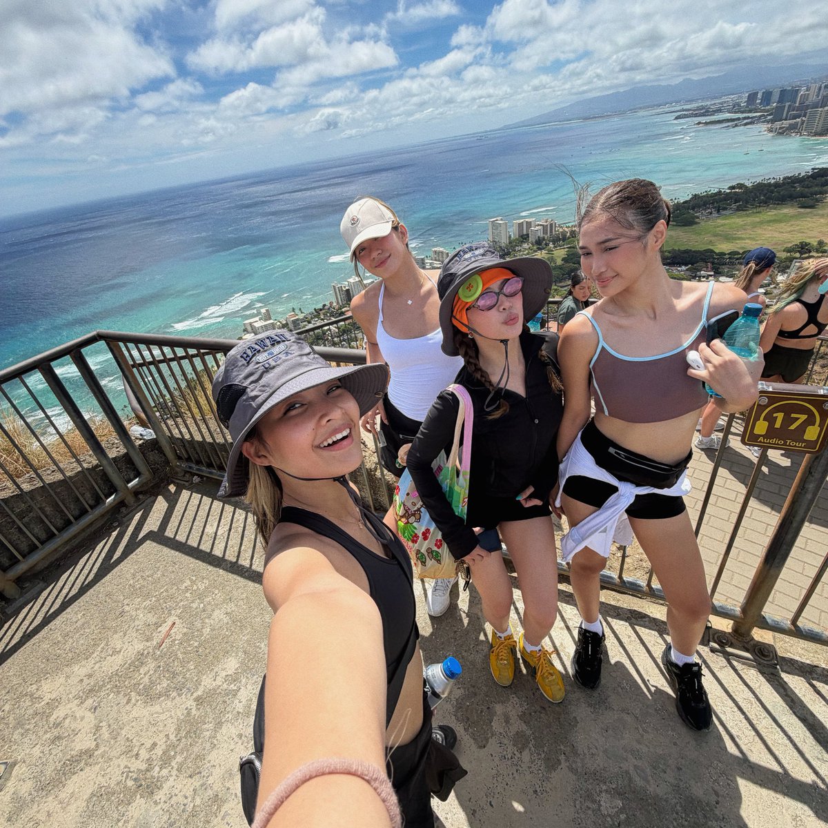 iahsgf's tweet photo. four pretty girls casually stealing the view https://t.co/NotmmvySoR