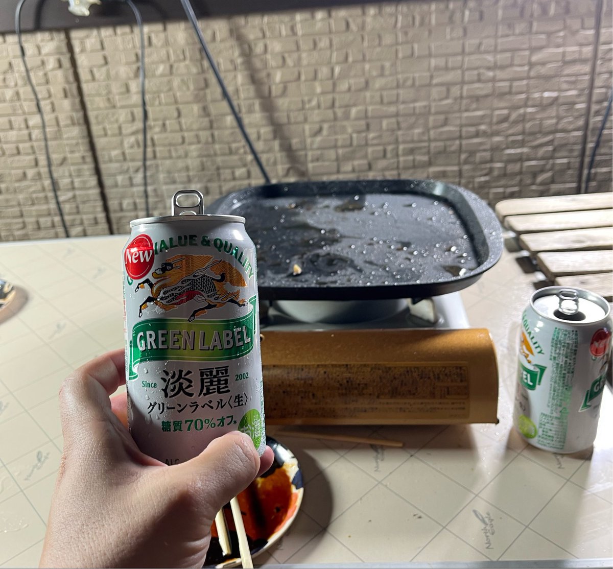 Condex1998's tweet photo. ベランダ花火見物
風流、風流！
花びらしか見えないけど
風流、風流 https://t.co/RjRvfMagE8