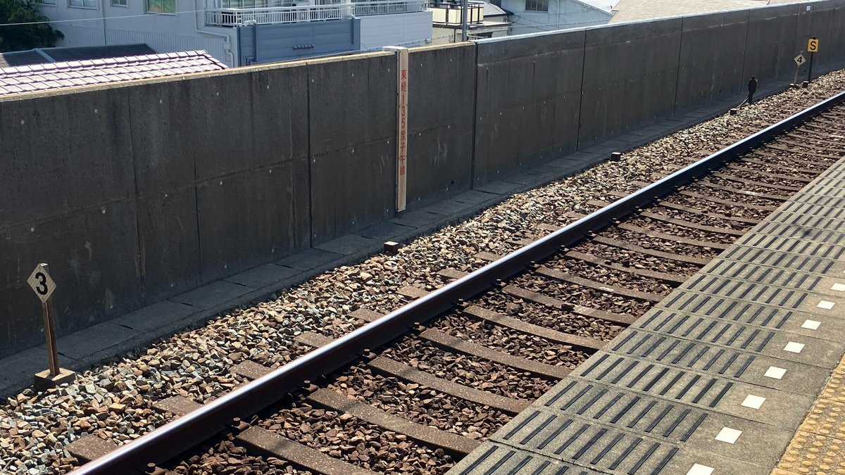 Exp_ginga_1's tweet photo. 明石市立天文科学館、山陽電車の人丸前駅から行きました。東経135°の子午線が貫いてる駅です。
山陽電車の普通って3両編成と4両編成があるんですけど、実は3両は停車位置の都合で、子午線上に停車しないんですね…。
3の標識が3両編成の先頭になり、その奥に子午線の白い標柱があります。 https://t.co/oQvlRIJHdH