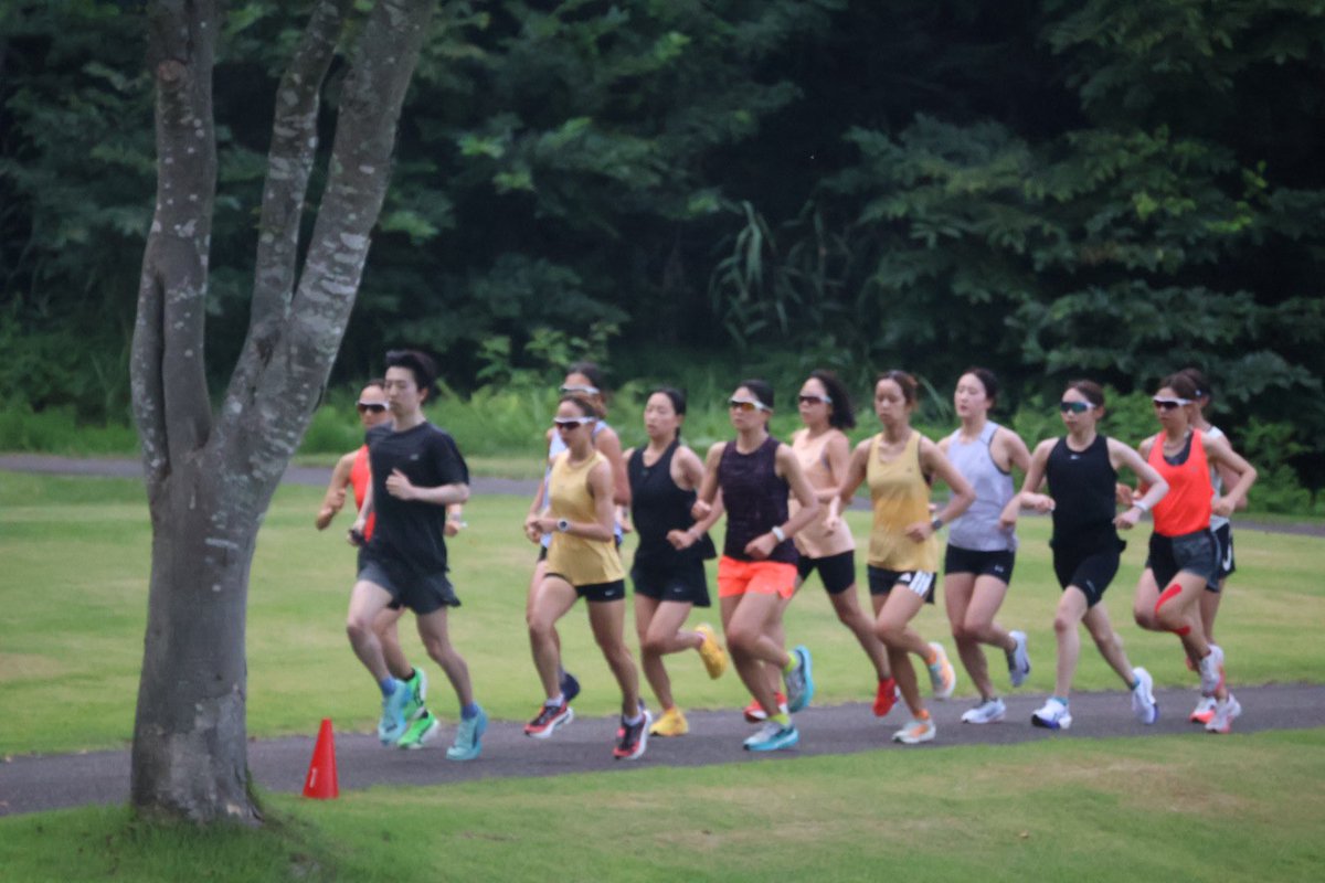 taku_w_ekiden's tweet photo. 一次合宿三日目（妙高高原）

今日は前半戦の山場となる練習でした。

普段ではしないボリュームのある練習だったので苦しい練習でしたが多くのメンバーでやり切ることができました！

今回の練習はペースメーカーとして息子が仕事の休みを利用して来てくれました！

#拓殖大学女子陸上競技部 https://t.co/UrNLn5WKaq