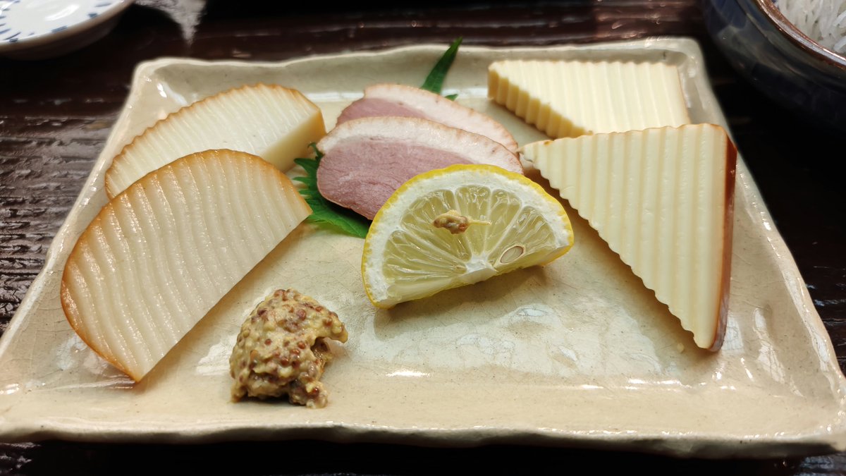 clearbookJP's tweet photo. うなぎのうざく
刺盛り
燻製3点盛り
だし巻き玉子ハーフ https://t.co/xXpIGZ3619